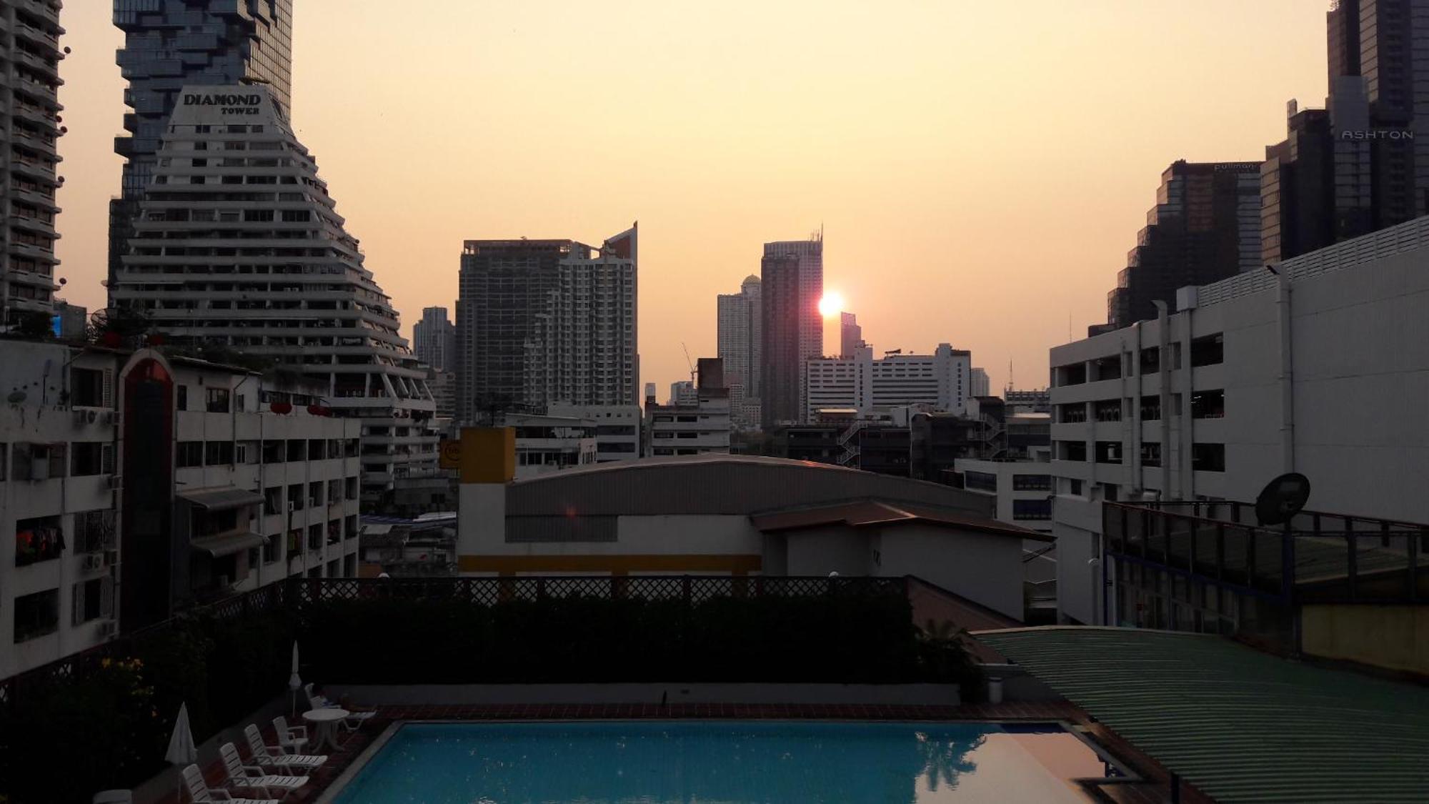 Panoramic City View Room At Silom Bangkok Esterno foto